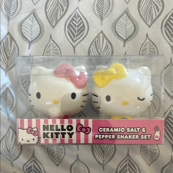 Hello Kitty Pink and Yellow Ceramic Shaker Set - Picture 1 of 5